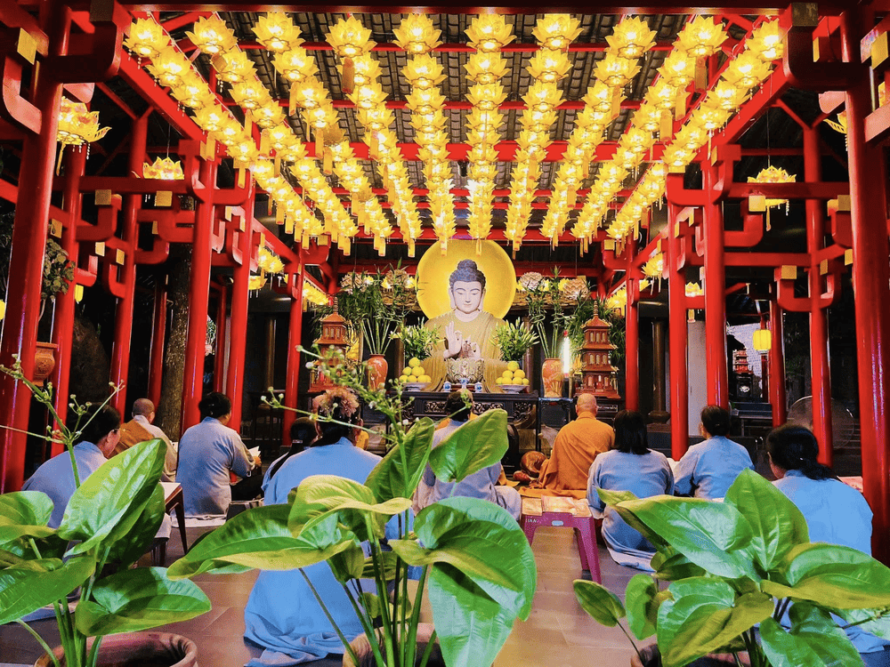 Mặc &aacute;o d&agrave;i hoặc cổ trang để thể hiện sự th&agrave;nh k&iacute;nh cũng như t&ocirc;n trọng t&ocirc;n nghi&ecirc;m tại ch&ugrave;a. (Nguồn: Fanpage Ch&ugrave;a C&acirc;y Thị)